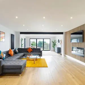  Holiday home Free Parking Stylish & Modern 4-bedroom With Sea Views
