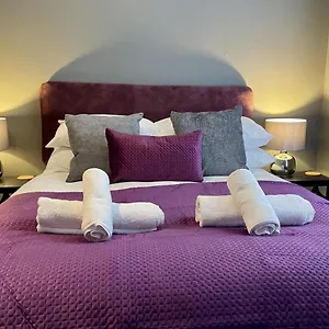  Holiday home Hummingbird House - 3 Double Bedrooms And Free Parking - By Crown Gardens Homes